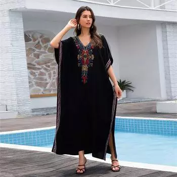 EDOLYNSA 2024 элегантный красочный вышитый кафтан большого размера для женщин винтажный V-образный вырез с боковыми разрезами длинное платье сексуальный пляжный купальник накидка Q1705 One Size чёрный