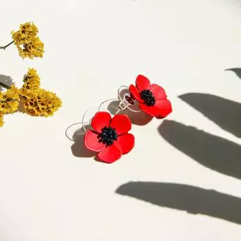 Ее лаборатория | Гипоаллергенные штифты без кадмия и никеля — пластиковые 3D-серьги-гвоздики для чувствительных ушей (Матовый красный)