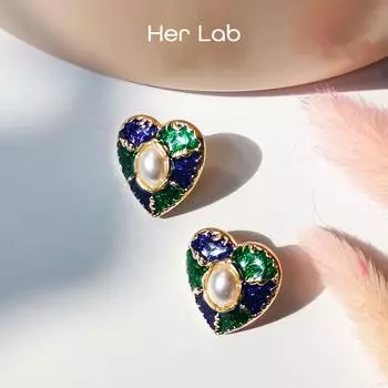 Ее лаборатория | Серьги-гвоздики в форме сердца с разноцветными камнями Pave