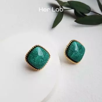 Ее лаборатория | Серьги-пуговицы темно-зеленого зеленого цвета с серебряными камнями