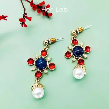 Ее лаборатория | Женские серьги-подвески с синими и красными кристаллами из 14-каратного золота в форме креста