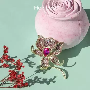 Ее ювелирные изделия из лаборатории | Хит продаж, дизайнерские броши, брендовые модные ювелирные изделия, цветочные броши, дизайнерские украшения