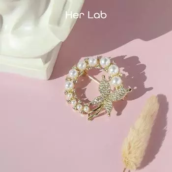 Ее ювелирные изделия из лаборатории | Высококачественная новая брошь в Корейском стиле, модная брошь с цветком, объемная жемчужная брошь, женская брошь с буквой C