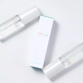 EMILUS Glossy Skin Makeup Fix Mist Фиксирующий спрей, который увлажняет и придает коже блеск и шелковистость [Официально] - двухслойный спрей.