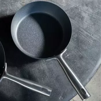 Ernest in Tsubame Sanjo Iron Frying IH Made of Iron but Stick Easy to Transfer Brand Used by Major Black [Made Japan] Pan, 20cm, Compatible, Doesn t чёрный