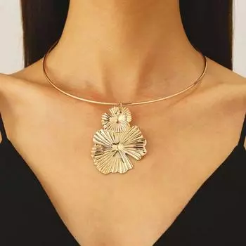 European and American Jewelry Exaggerated Retro Hollow Heart Pleat Flower Women s Temperament Short Necklace Collar Women 04 kc gold collar S149