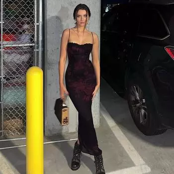 Европа и Соединенные Штаты Ветер 2023 Весна и лето Новое женское модное сексуальное кружевное платье с бретелькой на бретельках в облегающем стиле в стиле ретро с принтом на бедрах S бордовый