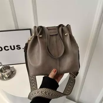 Европейская и американская ретро сумка-ведро большой вместимости для поездок на работу 2024 новая сумка с текстурой широкий плечевой ремень сумка-мессенджер сумка через плечо чёрный