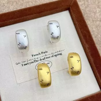 Европейские и американские ретро-серьги с эффектом потертости: Уникальный винтажный стиль класса люкс для женщин Chanel Letter Wide Earrings