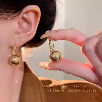 Европейские и американские серьги-шарики из металла: Шикарные золотые пряжки для ушей для женщин — современный, простой, легкий, роскошный, холодный стиль. A2101