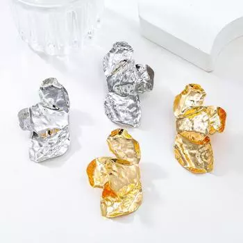 Европейские и американские смелые асимметричные цветочные текстурированные серьги для женщин — идеально подходят для гавайских праздников и уличного стиля. серебряный