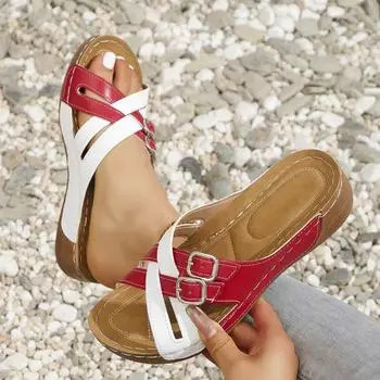 Европейские и американские тапочки большого размера с плоской подошвой и пряжкой на ремне, новые женские тапочки с толстым дном и наклонным каблуком в форме рыбьего рта, классные тапочки на лето 2025 года 36