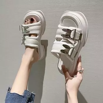 Европейские модные тапочки с толстой подошвой для женщин 2023 года, летний новый стиль, модные пляжные тапочки с открытым носком для женщин в стиле интернет-знаменитостей 36 грязно-белый