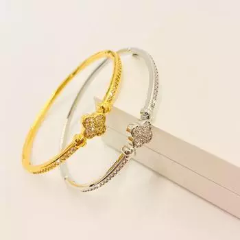 Европейский и американский браслет с четырехлистным клевером и цирконием: Модные, элегантные украшения для рук для женщин. золотой