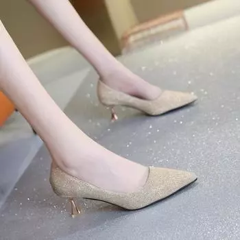 Европейский и американский стиль с одним ботинком 2024 Весна и осень Новые простые женские туфли с блестками и небольшим носком на низком каблуке 34