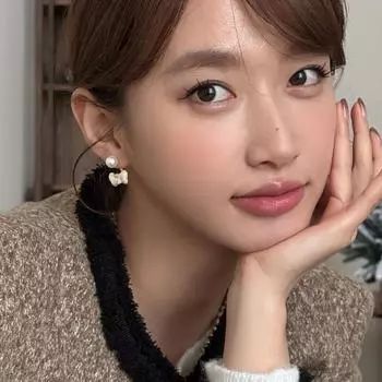 Exquisite and sweet bow stud earrings women s Korean version Xiaoxiang pearl earrings versatile autumn and winter silver needle earrings new models 925 silver needle