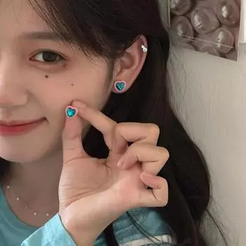 Exquisite and sweet love stud earrings, female dopamine zircon earbone studs, high-end niche design, silver needle earrings. 925 silver needle