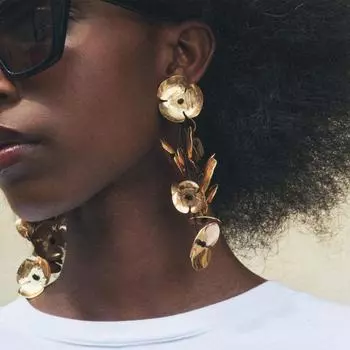 Exquisite Metal Flower Piece Earrings Exaggerated Stud Earrings Beaded Floral Earrings Party Style 2