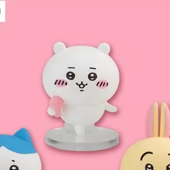 Фьюрю Чиикава позирует с микрофоном всех трех типов Chiikawa для Японии