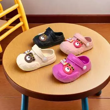 Фабричные летние трендовые модные милые тапочки с отверстиями для девочек в стиле для дома и улицы, нескользящие, для мальчиков и девочек, стильные классные тапочки 18/19 чёрный