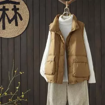 FASHION2024 Зимний новый пуховый жилет женский ретро воротник-стойка большой карман оборка край повседневный теплый пуховик Одежда One Size хаки