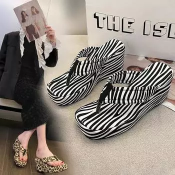 Мода 2024 года, новые летние тапочки с узором «елочка», женские туфли на танкетке с защипнутым носком, высокие каблуки, сандалии с высокой посадкой 35 цветной печати леопарда