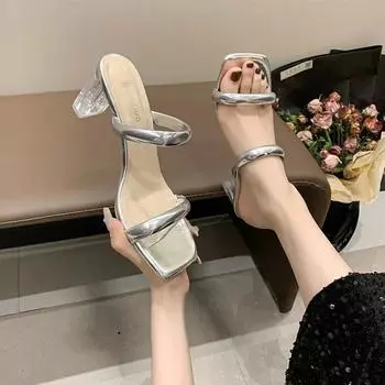 Мода 2024 года. Женская обувь. Летние тапочки с открытым носком и высоким каблуком. Модные женские тапочки. Повседневная однотонная женская обувь на толстом каблуке. 35 серебряный