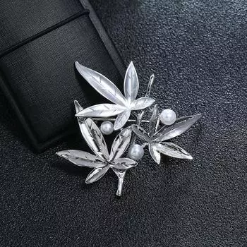 Fashion exquisite gold and silver matte glossy brooch female high-end temperament elegant retro pearl corsage pin with jewelry