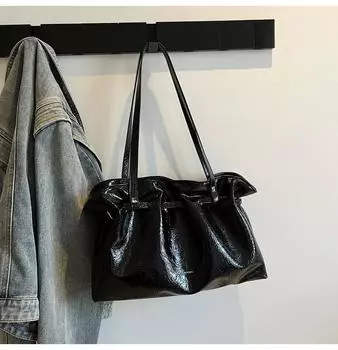 Fashion niche design tote bag, new hand-held pleated bag, textured drawstring, shoulder messenger bag. чёрный