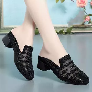 Модные шлепанцы с вырезами и стразами, женские летние дышащие туфли на мягкой подошве, повседневные туфли-мюли EU39/CN40 чёрный