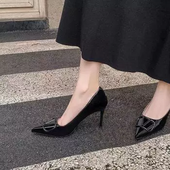 Fashion single shoes shoes 2025 summer V buckle pointed head thin heel cool slippers patent leather fashion sandals metal buckle high heel thin 34