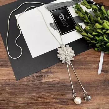 Fashion temperament Simple necklace Female flower Crystal diamond decoration Long sweater chain Versatile clothing accessories