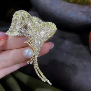 Fashionable Ginkgo Leaf Brooch: Gold-Plated Copper with Zircon and Pearl Details
