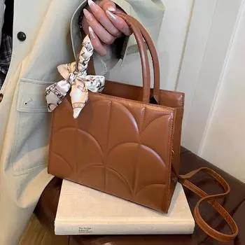Fashionable Shoulder Bag Autumn New Niche Design Fashionable Crossbody Bag for Women High-end Handheld Small Square Bag