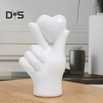 Фигурка с жестом в виде сердца, держащая сердце в руке, статуэтка из смолы, скульптура для дома, офиса, свадьбы, вечеринки, украшения рабочего стола, орнамент красный