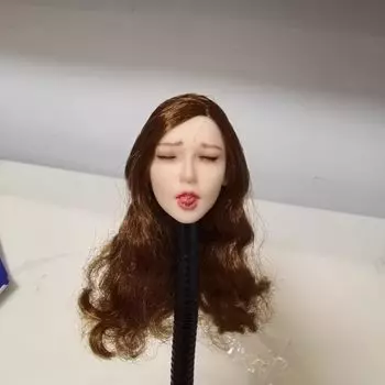 Фигурка Toy Hobby Scale Совместима с TBLeague и другими элементарными телами. Язык высунут. Кожа жемчужно-белая. Глаза закрыты. Длинные каштановые волосы.