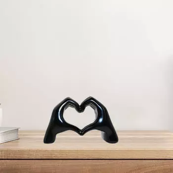 Фигурка в виде жеста руки, символ любви, центральная часть стола чёрный