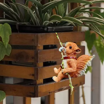 Фигурка животного-альпиниста для внутреннего кашпо, подвесного горшка, садовой скульптуры из смолы, ограждения двора Squirrel 15x10x18cm