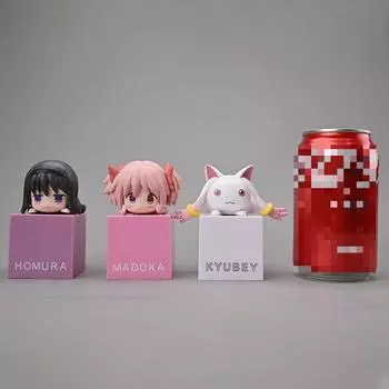 Фигурки девочек-волшебниц из аниме «Девушка-волшебница Мадока Магика»: Акеми Хомура, Мадока Канаме и Кьюбей в качестве украшений рабочего стола Kaname Madoka