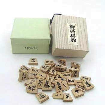 Фигуры Hakuei Shokai Shogi Особая резьба по желтому Ян Говорят, что она начинается и заканчивается парчой Нежный парчовый флаг Поставляется в павловнии бежевый