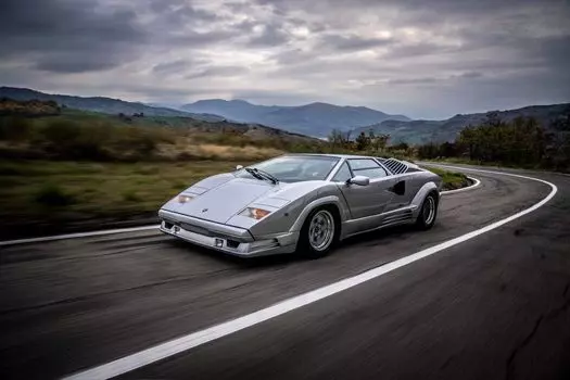 Finclassically Countach 25th Anniversary Edition Silver Завершенный продукт 1/64