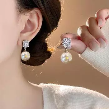 Five-Petal Flower Pearl Earrings 2025 New Arrival Best Selling Fancy Earrings Petal Stud Earrings Temperament Commute Earrings for Women Silver Diamond full of white pearls