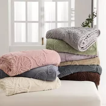 Фланелевое одеяло с объемным жаккардовым цветочным рисунком и бабочками — однослойное, плотное, всесезонное. 70*100 cm