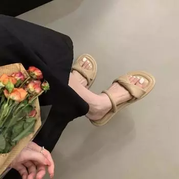 Flat-bottomed slippers women s summer wear 2025 new Korean version French temperament fairy casual beach sandals 35