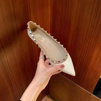 Женские туфли на плоской подошве с острыми заклепками 35 белый