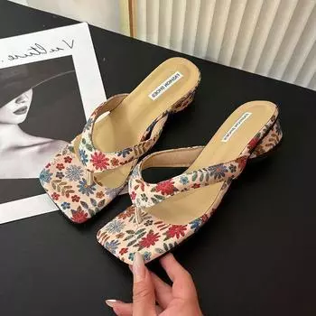 Flip-flops women s thick heels cool slippers women s summer wear 2025 new French beach pinch sandals fairy style 35