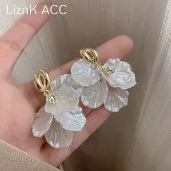 Flower Shell Earrings Female 2024 New Arrival Fancy Stud Earrings Accessible Luxury Temperamental Earrings Niche Design Earrings White