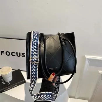 Foreign commuter bag women s 2024 new winter diamond solid color portable shoulder messenger bag simple small square bag tide чёрный