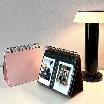 Фотоальбом Polaroid с фотокарточкой, стоящей вне торгового центра