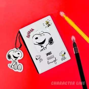 Фотоальбом с изображением улыбки Снупи и кольцом с изображением персонажа